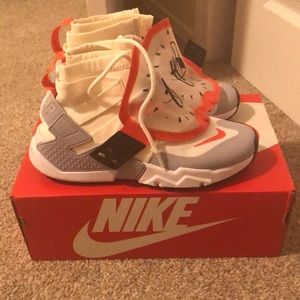 BNWB Nike air huarache gripp QS sail orange 8.5
